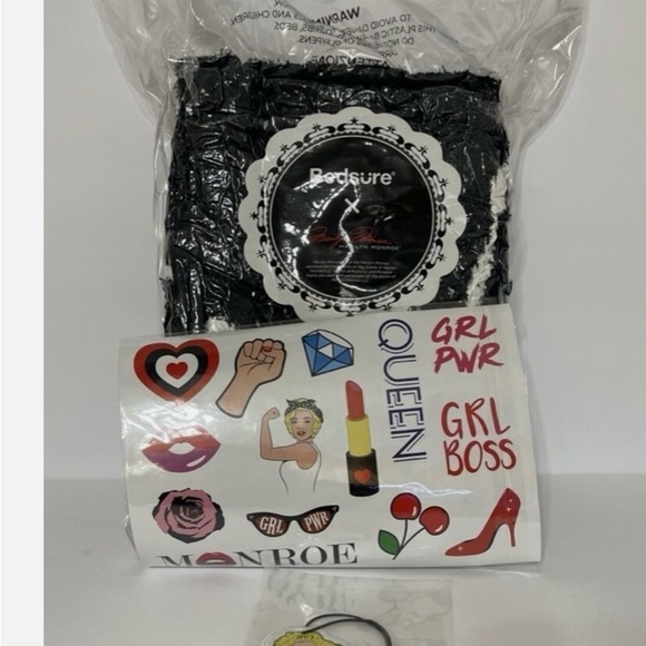 Bedsure Marilyn Monroe collection, black cozy blanket NWT - Picture 3 of 3